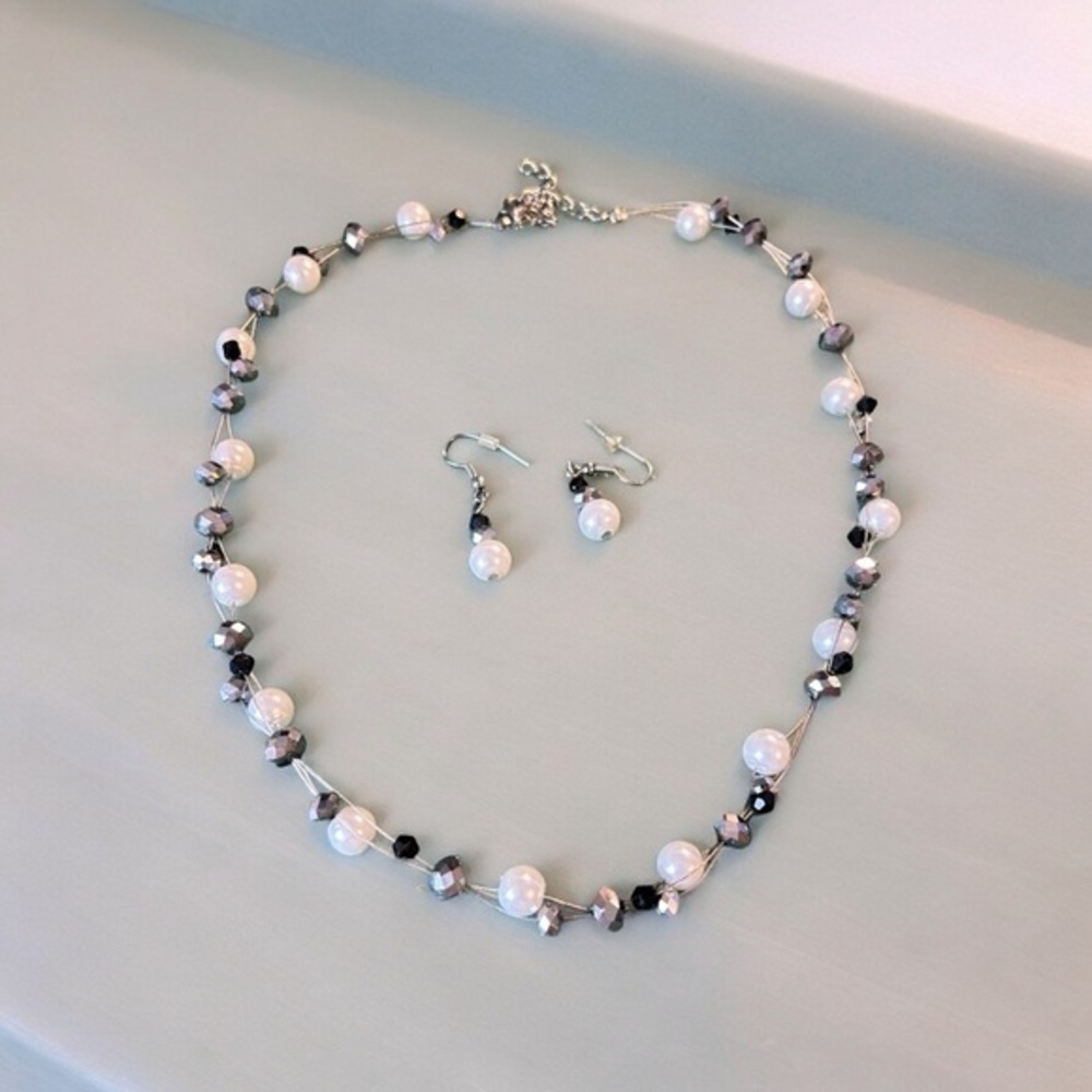 4/$20 Y2K faux pearl and crystal beads set- adjustable to 9 inch